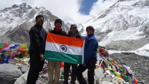 Индийска двойка лъже, че е покорила Еверест