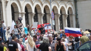 Руските рокери нажежиха страстите на русофили и русофоби, събрани в центъра на София