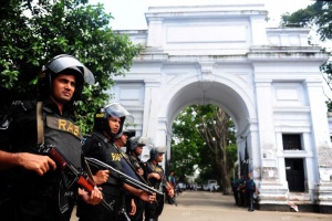 Полицията е влязла в престрелка с въоръжени мъже в столицата на Бангладеш