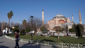 В истанбулската катедрала "Св. София" прозвуча мюсюлманска молитва за пръв път от 85 години