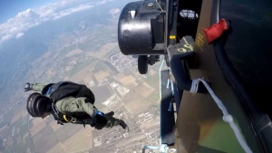 За първи път в българската армия - скокове с парашут от вертолет „Кугър”