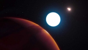 Астрономи откриха планета с три слънца