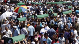 Погребаха 127 жертви на клането в Сребреница 21 години след трагедията