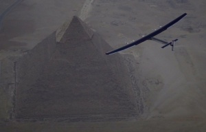 "Слънчев импулс 2" вече се рее над египетските пирамиди