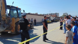 Полиция и жандармерия пазиха реда при събарянето на две незаконни къщи в Столипиново