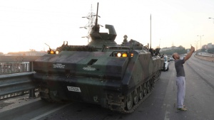 Поне 60 души са загинали, над 700 военни са задържани при опита за военен преврат в Турция