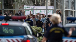 Сърбия изпраща армия и полиция по границите си срещу мигрантите