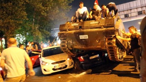 Чистка в Турция - издирват се съпричастни към опита за преврат