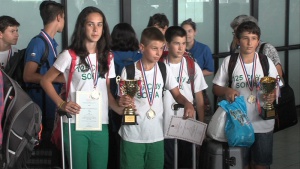 Български ученици отвяха конкуренцията в Хонг Конг - върнаха се с 10 златни медала от състезание по математика