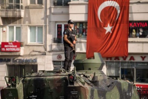 Втора вълна на чистката в Турция: Уволнени са още 6 538 служители в образованието, затворите се пълнят с магистрати