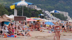 Туристите по морето се оплакват най-много от навалицата и мръсните плажове