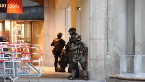 Терор в Мюнхен - след нападението в търговския център стрелят в метрото и в различни части на града