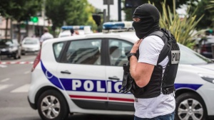 Заложническа драма във Франция - въоръжени с ножове взеха заложници в град в северния район Нормандия
