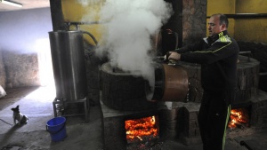 Депутати разрешиха целогодишното варене на ракия