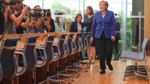 Меркел обеща да накаже терористите и да се справи с мигрантската вълна
