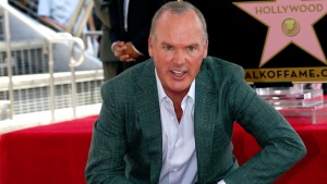 Майкъл Кийтън със своя звезда на Алеята на славата в Холивуд