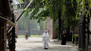 Папа Франциск на самотна разходка из „Аушвиц“