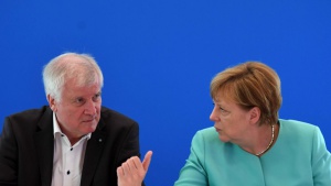 Хорст Зеехофер: Броят на мигрантите трябва да се ограничи, за да има сигурност в Германия