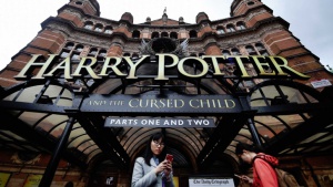 Излезе осмата книга за Хари Потър, тълпи атакуват британските книжарници