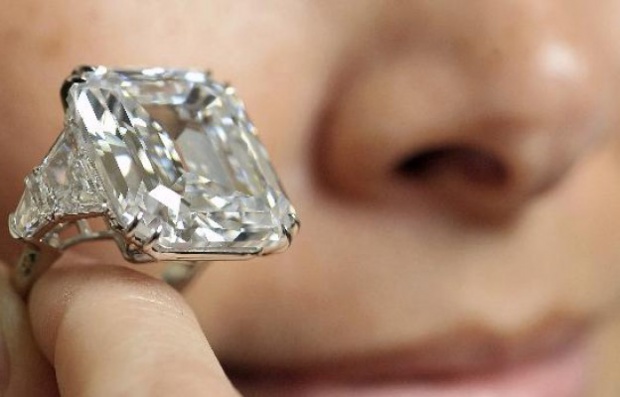 Какви скъпоценни камъни трябва да носим всеки месец ?