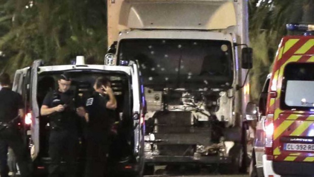 Нов терористичен атентат разтърси Франция - десетки жертви в Ница