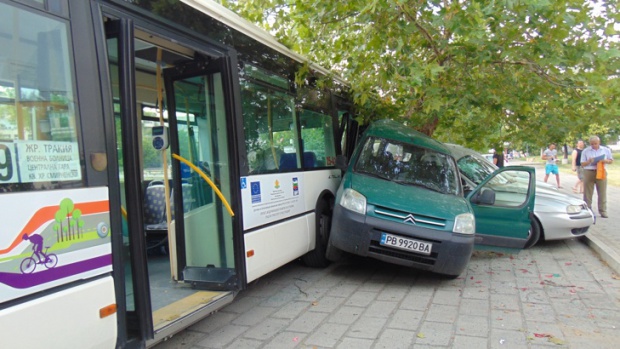 Автобус на градския тарнспорт в Пловдив помля няколко автомобила