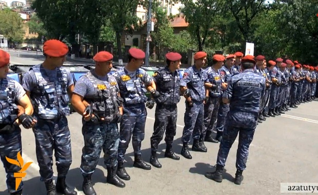 Спецчасти са започнали операция за освобождаване на заложниците в Ереван