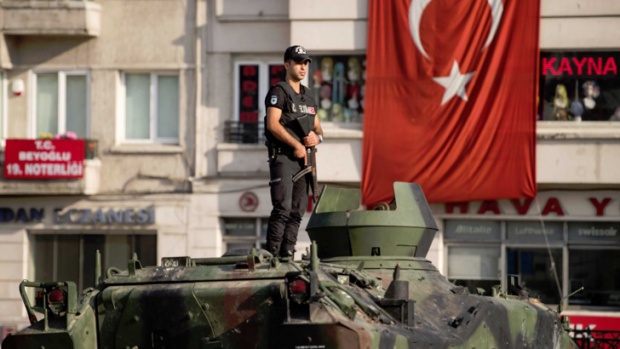 В Турция продължават да издирват военни, участвали в опита за преврат в Турция