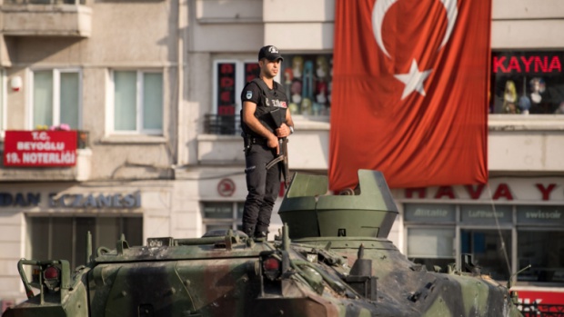 Главният военен съветник на Ердоган е задържан