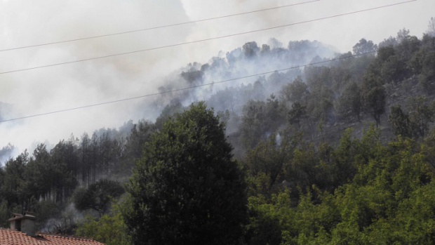 Огнената стихия в Родопите е овладяна, но опасността от възообновяване на пожара остава