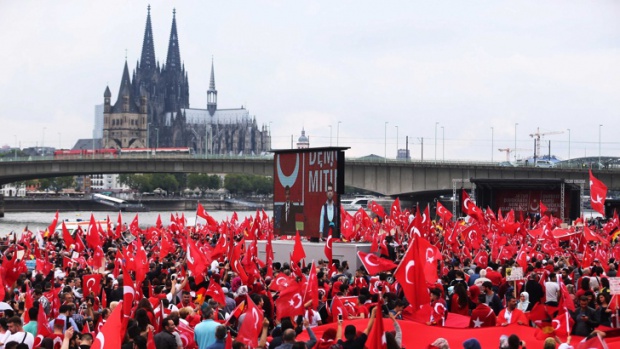 Десетки хиляди на митинга в подкрепа на Ердоган в Германия