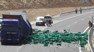ТИР разсипа стотици каси бира на автомагистрала "Струма"