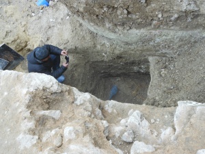 Мъж се бори за живота си след падане върху камък на археологически разкопки