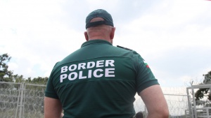 Задържани мигранти, преминаващи нелегално българо-сръбската граница