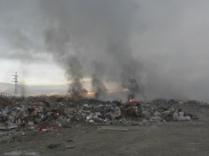 В Кюстендилскио вече 15 часа се борят със запалено сметище