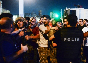 Турската полициа продължава с арестите, заповед за задържане на 173 служители на съдебните органи в страната