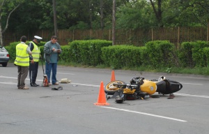Моторист е в тежко състояние след като се блъсна в кола