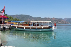 В Гърция загинаха трима души след като моторница блъснала туристическото корабче, в който са били