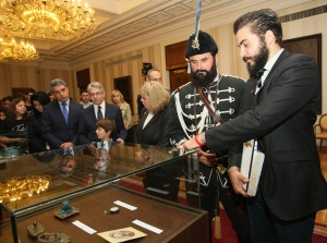 Президентството ни също с обществена поръчка, но за нови витрини