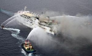 Ферибот с 500 пътници е в пламъци