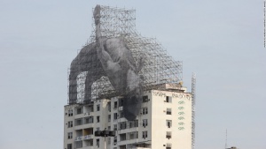 Художникът-активист JR изобрази Идрис над жилищен блок в Рио