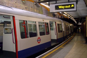 Лондонското метро вози денонощно