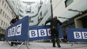 Евакуираха офиси на Би Би Си заради съмнителен автомобил в Лондон
