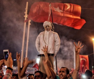 Задържаха приближен на Давутоглу, заподозрян за гюленизъм