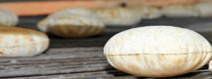 България купува арабски хляб за бежанците