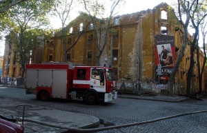 Затвориха четири улици в близост до опожарените складове в Пловдив