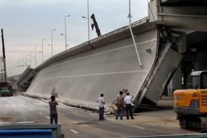 Загинаха трима души след срутване на мост в Китай