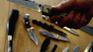 Извадиха 40 ножа от полицай в Индия