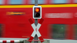 Тежка катастрофа в Германия след като автобус спрял на железопътен прелез