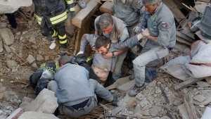 73 жертви след разрушителното земетресение в Италия, има спасени хора